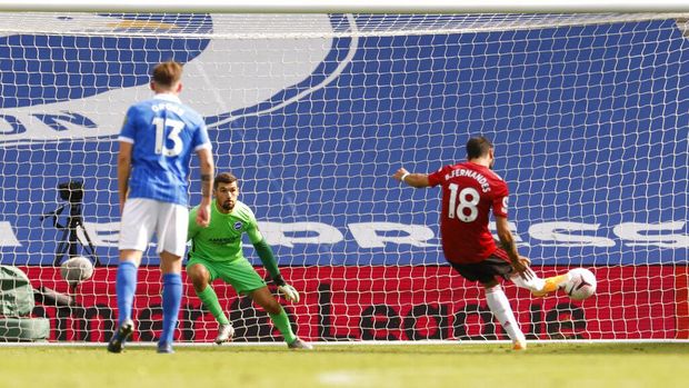 Manchester United's Bruno Fernandes, right shoots and scores his sides third goal from the penalty spot during the English Premier League soccer match between Brighton Hove Albion and Manchester United in Brighton, England, Saturday, Sept. 26, 2020. (John Sibley/Pool via AP)