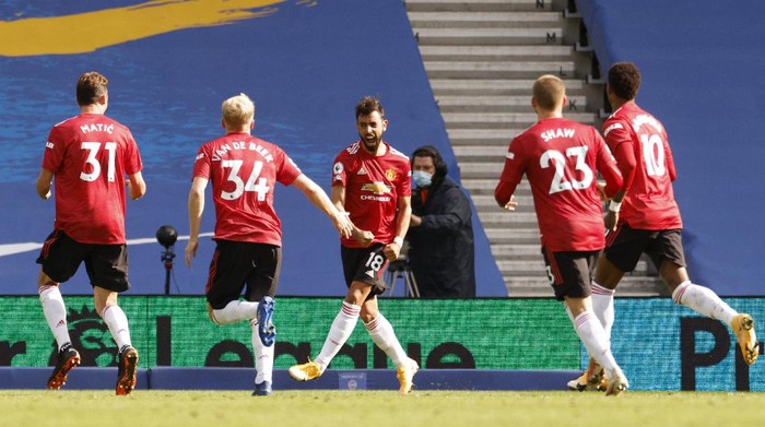 BRIGHTON, ENGLAND - SEPTEMBER 26: Bruno Fernandes of Manchester United celebrates with teammates after scoring his sides third goal during the Premier League match between Brighton & Hove Albion and Manchester United at American Express Community Stadium on September 26, 2020 in Brighton, England. Sporting stadiums around the UK remain under strict restrictions due to the Coronavirus Pandemic as Government social distancing laws prohibit fans inside venues resulting in games being played behind closed doors. (Photo by John Sibley - Pool/Getty Images)