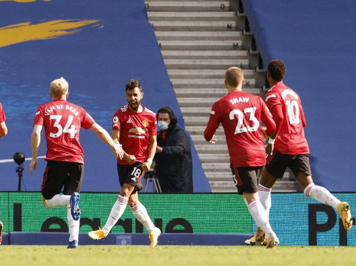 BRIGHTON, ENGLAND - SEPTEMBER 26: Bruno Fernandes of Manchester United celebrates with teammates after scoring his sides third goal during the Premier League match between Brighton & Hove Albion and Manchester United at American Express Community Stadium on September 26, 2020 in Brighton, England. Sporting stadiums around the UK remain under strict restrictions due to the Coronavirus Pandemic as Government social distancing laws prohibit fans inside venues resulting in games being played behind closed doors. (Photo by John Sibley - Pool/Getty Images)