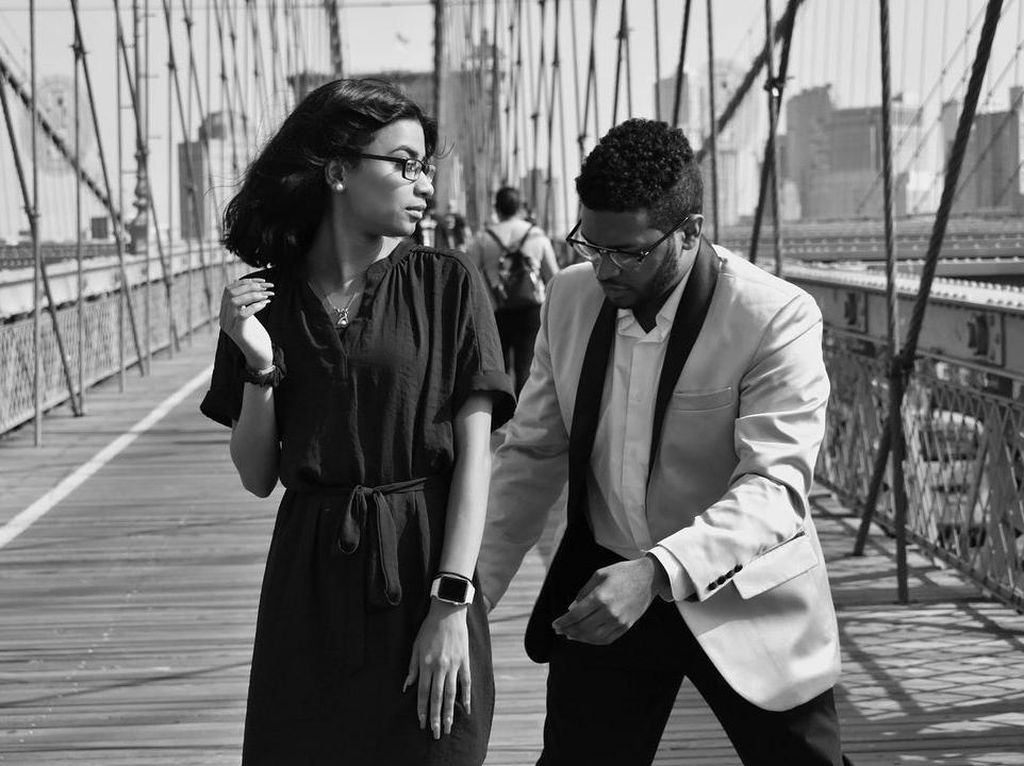 Niatnya Romantis, Pria Ini Malah Sebabkan Tabrakan Saat Melamar di Jembatan