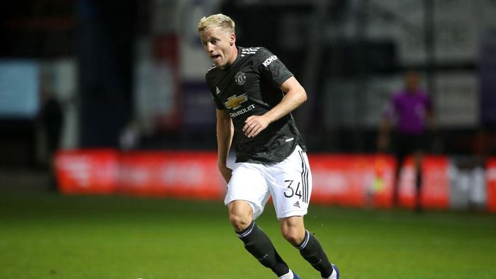 Donny van de Beek LUTON, ENGLAND - SEPTEMBER 22: Donny van de Beek of Manchester United runs with the ball during the Carabao Cup Third Round match between Luton Town and Manchester United at Kenilworth Road on September 22, 2020 in Luton, England. Sporting Stadiums around Europe remain empty due to the Coronavirus Pandemic as Government social distancing laws prohibit fans inside venues resulting in games being played behind closed doors (Photo by Nick Potts - Pool/Getty Images)