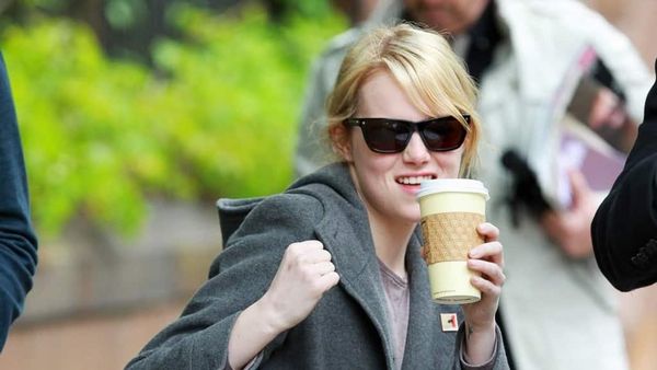 Ini Gaya Makan Es Krim si Cantik Emma Stone yang Baru Saja Menikah