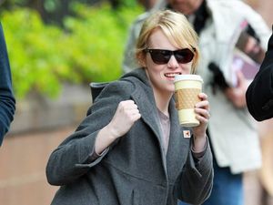Ini Gaya Makan Es Krim si Cantik Emma Stone yang Baru Saja Menikah Ini Gaya Makan Es Krim si Cantik Emma Stone yang Baru Saja Menikah