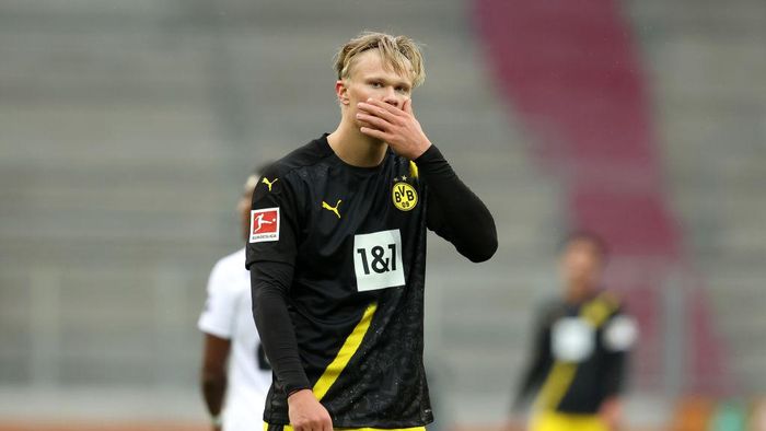 Erling Haaland AUGSBURG, GERMANY - SEPTEMBER 26: Erling Haaland of Borussia Dortmund reacts during the Bundesliga match between FC Augsburg and Borussia Dortmund at WWK-Arena on September 26, 2020 in Augsburg, Germany. A limited number of fans have been let into the stadium as COVID-19 restrictions ease. (Photo by Alexander Hassenstein/Getty Images)