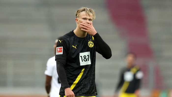 AUGSBURG, GERMANY - SEPTEMBER 26: Erling Haaland of Borussia Dortmund reacts during the Bundesliga match between FC Augsburg and Borussia Dortmund at WWK-Arena on September 26, 2020 in Augsburg, Germany. A limited number of fans have been let into the stadium as COVID-19 restrictions ease. (Photo by Alexander Hassenstein/Getty Images)