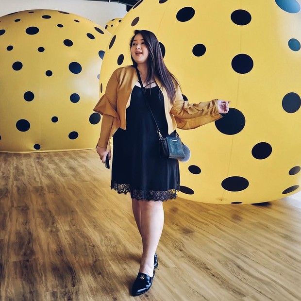 Bentuk tubuhmu yang curve juga  bisa disiasati dengan mengenakan atasan mode layering.