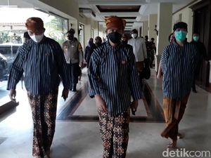 Gibran-Teguh Berbaju Lurik dan Bajo Pakai Beskap Saat Ikrar Kampanye Damai