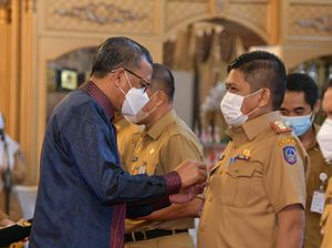 Gubernur Sulsel Kukuhkan 7 Pjs Bupati, Ingatkan Tangani COVID-Tak Ganggu APBD Gubernur Sulsel Kukuhkan 7 Pjs Bupati, Ingatkan Tangani COVID-Tak Ganggu APBD