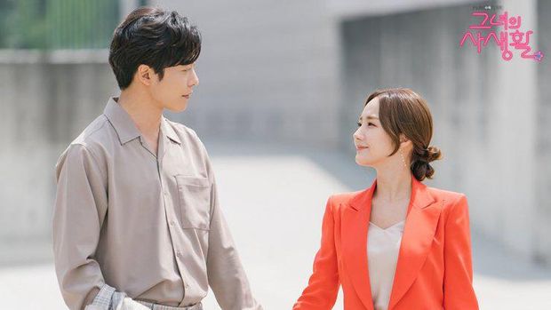 Park Min Young dan Kim Jae Wook membintangi drama 'Her Private Life' dimana pakaian mereka diisi dengan warna yang cerah.