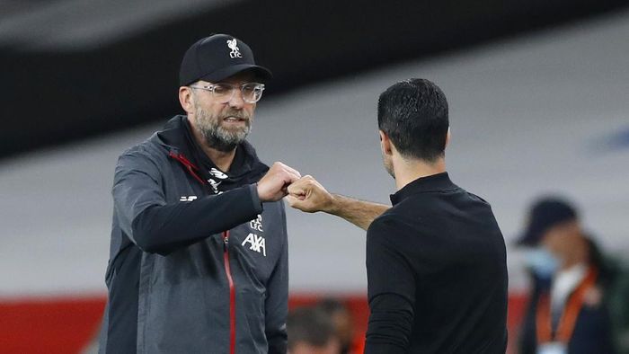 Juergen Klopp, Mikel Arteta LONDON, ENGLAND - JULY 15: Jurgen Klopp, Manager of Liverpool interacts with Mikel Arteta, Manager of Arsenal following the Premier League match between Arsenal FC and Liverpool FC at Emirates Stadium on July 15, 2020 in London, England. Football Stadiums around Europe remain empty due to the Coronavirus Pandemic as Government social distancing laws prohibit fans inside venues resulting in all fixtures being played behind closed doors. (Photo by Paul Childs/Pool via Getty Images)