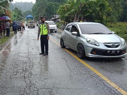 Kecelakaan Fatal di Sijunjung: 2 Mobil Ringsek, Truk Terjun ke Sawah