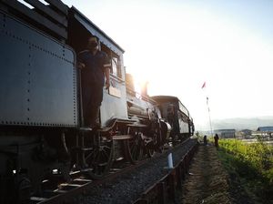 Ganjar Ajak Peserta Tour de Borobudur Naik Kereta Uap Bersejarah