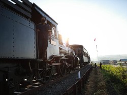 Ganjar Ajak Peserta Tour de Borobudur Naik Kereta Uap Bersejarah