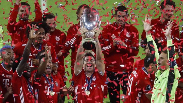 Lewandowski Bayern Munichs Polish forward Robert Lewandowski (C) raises the trophy with his teammates after the UEFA Super Cup football match between FC Bayern Munich and Sevilla FC at the Puskas Arena in Budapest, Hungary on September 24, 2020. (Photo by Laszlo Balogh / POOL / AFP)