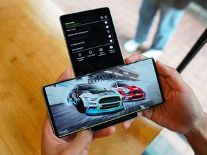 LG Wing, Ponsel Bersayap yang Bikin Geleng-geleng Kepala LG Wing, Ponsel Bersayap yang Bikin Geleng-geleng Kepala