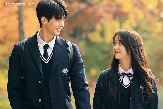 Di drama ini akan menceritakan cinta segitiga dengan perasaan senang, patah hati, hingga cemas.