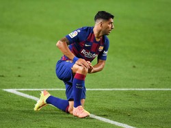 Salam Tepuk Punggung Suarez dari Pemain Atletico