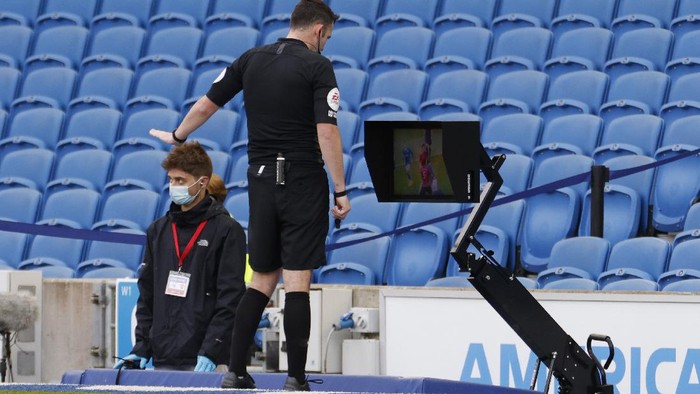 BRIGHTON, ENGLAND - SEPTEMBER 26: Referee Chris Kavanagh checks the VAR display before awarding a penalty to Manchester United during the Premier League match between Brighton & Hove Albion and Manchester United at American Express Community Stadium on September 26, 2020 in Brighton, England. Sporting stadiums around the UK remain under strict restrictions due to the Coronavirus Pandemic as Government social distancing laws prohibit fans inside venues resulting in games being played behind closed doors. (Photo by John Sibley - Pool/Getty Images)