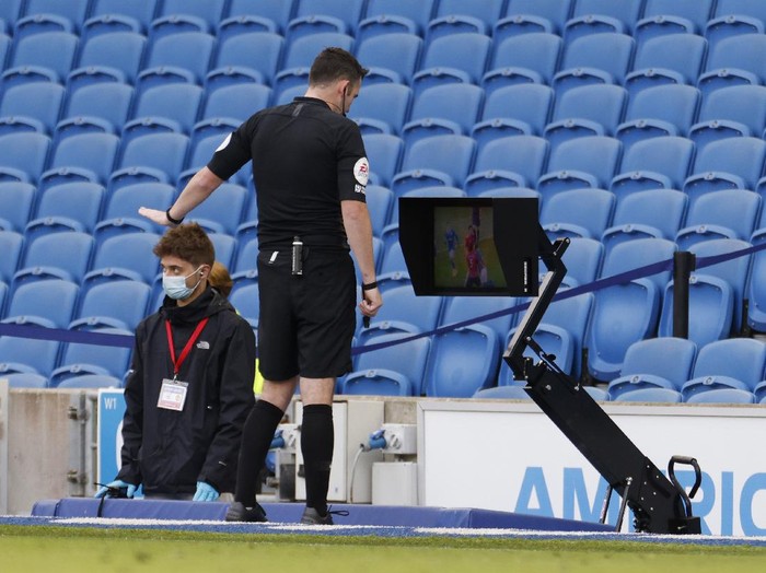BRIGHTON, ENGLAND - SEPTEMBER 26: Referee Chris Kavanagh checks the VAR display before awarding a penalty to Manchester United during the Premier League match between Brighton & Hove Albion and Manchester United at American Express Community Stadium on September 26, 2020 in Brighton, England. Sporting stadiums around the UK remain under strict restrictions due to the Coronavirus Pandemic as Government social distancing laws prohibit fans inside venues resulting in games being played behind closed doors. (Photo by John Sibley - Pool/Getty Images)