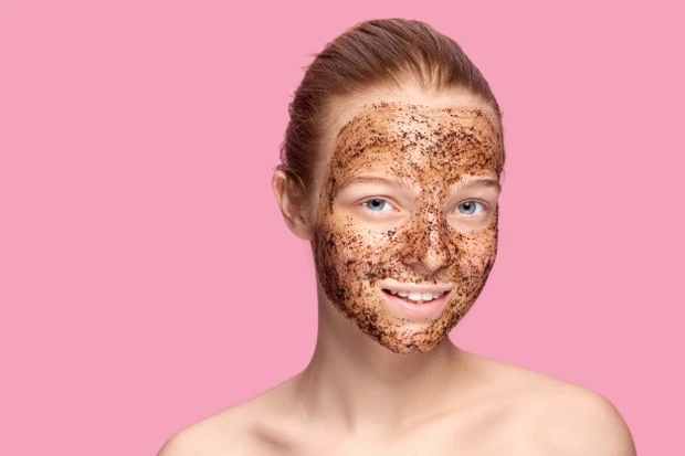 Cukup gunakan kopi sebagai scrub untuk mengangkat sel kulit mati