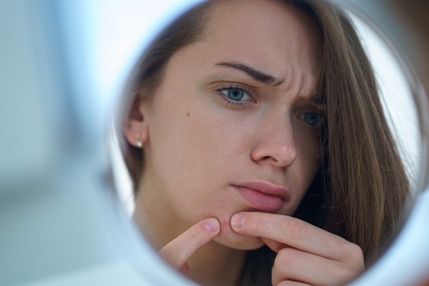 Kebiasaan yang satu ini pasti sering kamu lakukan tanpa disadari. Padahal, sering menyentuh wajah dan memencet komedo dengan jari justru bisa menjadi penyebab munculnya komedo lho!