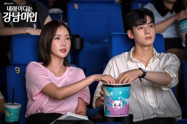 Terlepas dari drama yang dipenuhi dengan kecantikan, ‘My ID Gangnam Beauty’ juga memasukan sejumlah pakaian karya desainer untuk Im Soo Hyang dan Cha Eun Woo.