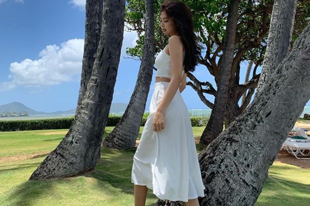 Outfit Putih Jennie BLACKPINK/ Foto: Instagram.com/jennierubyjane outfit putih Jennie BLACKPINK yang simpel dan nyaman