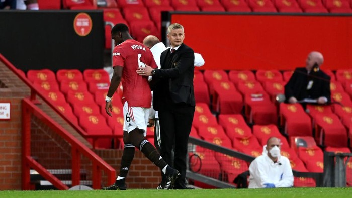 MANCHESTER, ENGLAND - SEPTEMBER 19: Ole Gunnar Solskjaer, Manager of Manchester United greets Paul Pogba of Manchester United as he is substituted off during the Premier League match between Manchester United and Crystal Palace at Old Trafford on September 19, 2020 in Manchester, England. (Photo by Shaun Botterill/Getty Images)