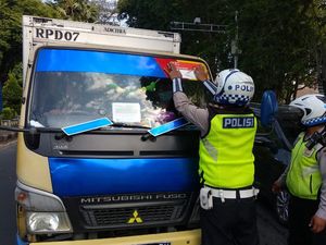 Warga Gresik Diajak Patuh Protokol Kesehatan dengan Stiker Ayo Bermasker