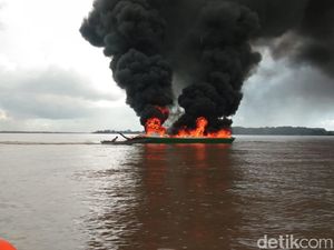 Diduga Korsleting Listrik, Sebuah Perahu Dompeng di Kaltim Terbakar