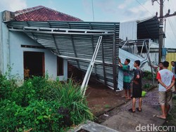Hujan Disertai Angin di Klaten, Sejumlah Warung Rusak dan Pohon Tumbang