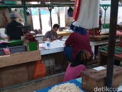 Masih Ada Pedagang Tak Pakai Masker di Pasar Gondangdia Jakpus