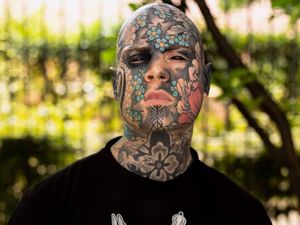 Guru TK Berpenampilan Ekstrem, Tato Bola Mata Hingga Diprotes Ortu Murid