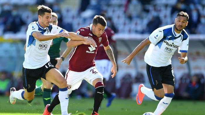 TURIN, ITALY - SEPTEMBER 26:  Alejandro Berenguer (C) of Torino FC is challenged by Remo Freuler of  Atalanta BC during the Serie A match between Torino FC and Atalanta BC at Stadio Olimpico di Torino on September 26, 2020 in Turin, Italy.  (Photo by Valerio Pennicino/Getty Images)
