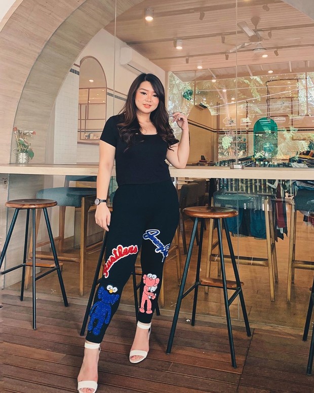 Warna gelap memang selalu dijadikan andalan untuk menutupi tubuh yang berisi.