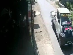 Viral Video Pikap Tabrak Motor Lalu Kabur di Probolinggo