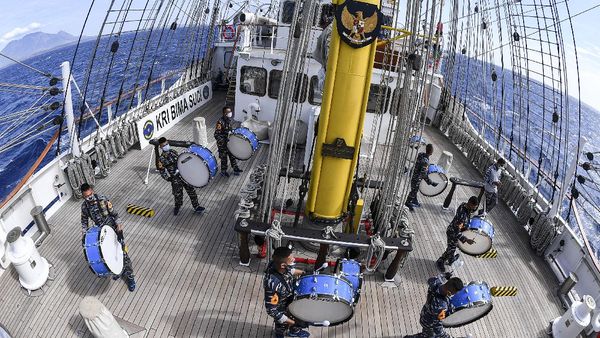 Aksi Para Taruna AAL Berlatih Drumband di KRI Bima Suci