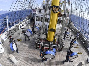 Aksi Para Taruna AAL Berlatih Drumband di KRI Bima Suci