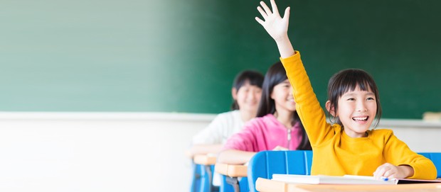 Seorang anak yang mengangkat tangannya