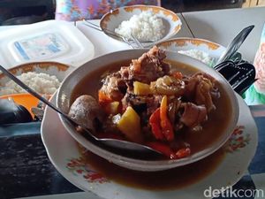 Slruup! Segarnya Asam-Asam Kambing Mbok Sri di Pinggir Jembatan Kuncir