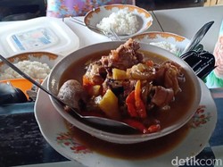 Slruup! Segarnya Asam-Asam Kambing Mbok Sri di Pinggir Jembatan Kuncir