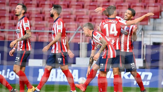 Atletico Madrid's Uruguayan forward Luis Suarez (R) celebrates with teammates after scoring during the Spanish league football match Club Atletico de Madrid  against Granada FC at at the Wanda Metropolitano stadium in Madrid on September 27, 2020. (Photo by GABRIEL BOUYS / AFP)