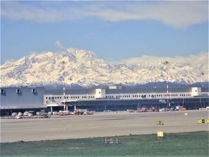 Disambut Pegunungan Salju Cantik Setiba di Bandara Milan