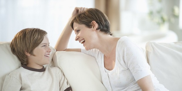Ibu yang tengah mengobrol dengan anaknya