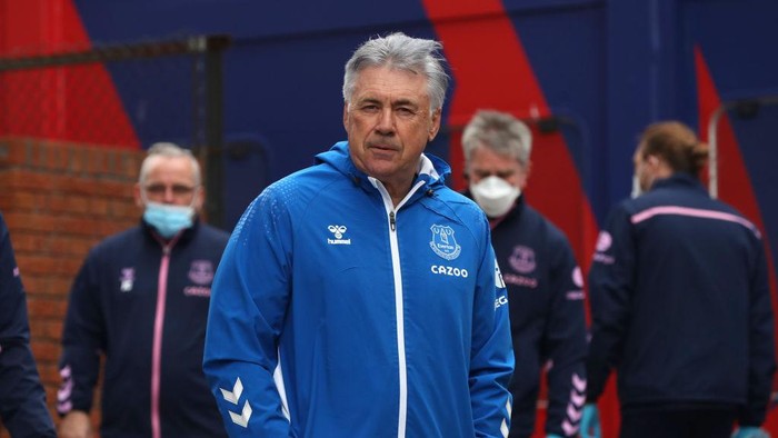 LONDON, ENGLAND - SEPTEMBER 26: Carlo Ancelotti, Manager of Everton looks on prior to the Premier League match between Crystal Palace and Everton at Selhurst Park on September 26, 2020 in London, England. Sporting stadiums around the UK remain under strict restrictions due to the Coronavirus Pandemic as Government social distancing laws prohibit fans inside venues resulting in games being played behind closed doors. (Photo by Bradley Collyer - Pool/Getty Images)