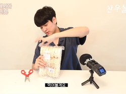 Aksi Chanwoo iKON Cicip Kerupuk dan Keripik Singkong Indonesia