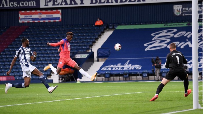 WEST BROMWICH, ENGLAND - SEPTEMBER 26: Tammy Abraham of Chelsea shoots during the Premier League match between West Bromwich Albion and Chelsea at The Hawthorns on September 26, 2020 in West Bromwich, England. Sporting stadiums around the UK remain under strict restrictions due to the Coronavirus Pandemic as Government social distancing laws prohibit fans inside venues resulting in games being played behind closed doors. (Photo by Laurence Griffiths/Getty Images)