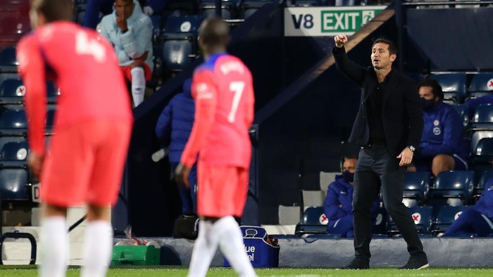 WEST BROMWICH, ENGLAND - SEPTEMBER 26: Frank Lampard, Manager of Chelsea reacts during the Premier League match between West Bromwich Albion and Chelsea at The Hawthorns on September 26, 2020 in West Bromwich, England. Sporting stadiums around the UK remain under strict restrictions due to the Coronavirus Pandemic as Government social distancing laws prohibit fans inside venues resulting in games being played behind closed doors. (Photo by Catherine Ivill/Getty Images)