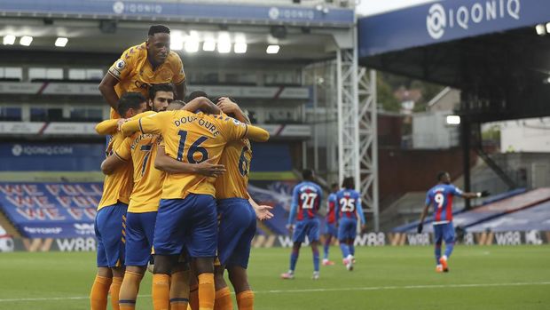 Everton players celebrate a goal against Crystal Palace during the English Premier League soccer match between Crystal Palace and Everton, at Selhurst Park, London, Saturday, Sept. 26, 2020. (Bradley Collyer/Pool via AP)
