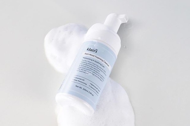 Dear, Klairs Rich Moist Foaming Cleanser merupakan sabun cuci muka Korea yang cocok untuk kulit sensitif